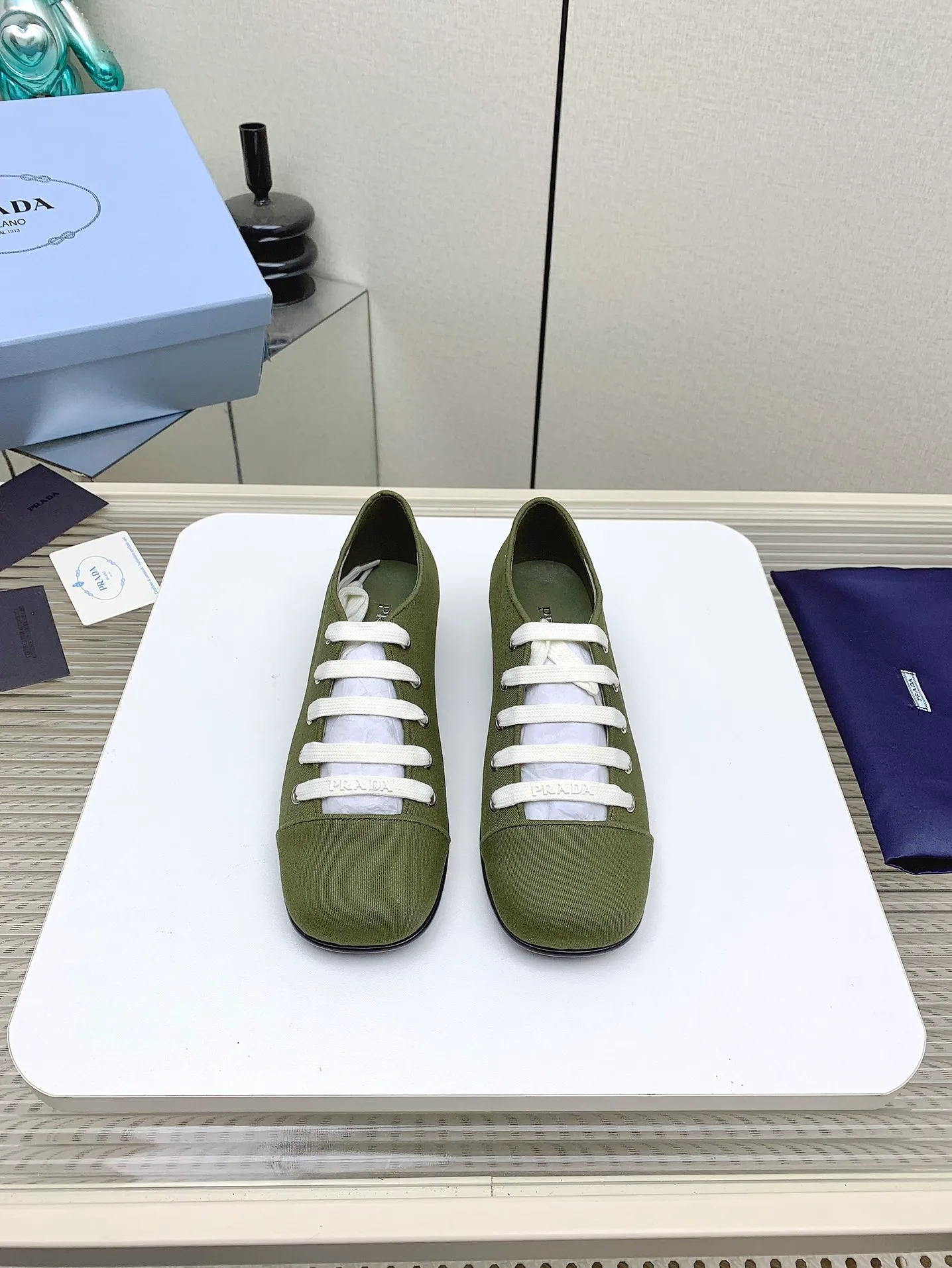 👟👟Ex-factory price 620👟👟 (Higher version) Prada 25/Spring and Summer Catwalk New lace-up hollow shoelace Mary Jane thick heel shoes This year’s lace-up element is super popular and really fashionable. I am obsessed with the appearance and comfort! The salty or sweet doll head design is full of girlishness. It is retro and playful yet elegant. The key is that it is easy to wear. ✔️Upper: original customized fabric ✔️Inner: sheepskin ✔️Outsole: genuine leather outsole imported from Italy ✔️Size: #35-41 (40.41 custom-made, non-refundable)